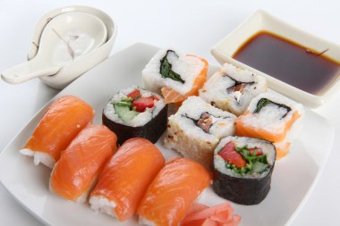 suşi plaka üzerinde