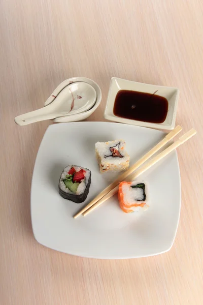 Sushi på träbord — Stockfoto