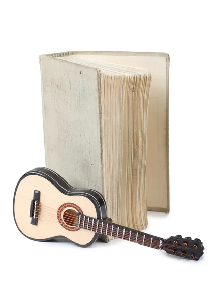 本とギター — ストック写真