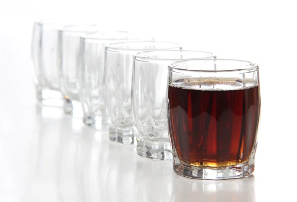 Whiskey glas koppar på vit bakgrund — Stockfoto