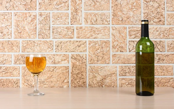 Bicchieri da vino e parete — Foto Stock