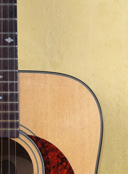 오래 된 벽의 어쿠스틱 기타 — 스톡 사진