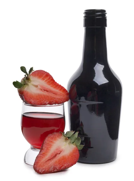 Botellas y fresas sobre fondo blanco —  Fotos de Stock