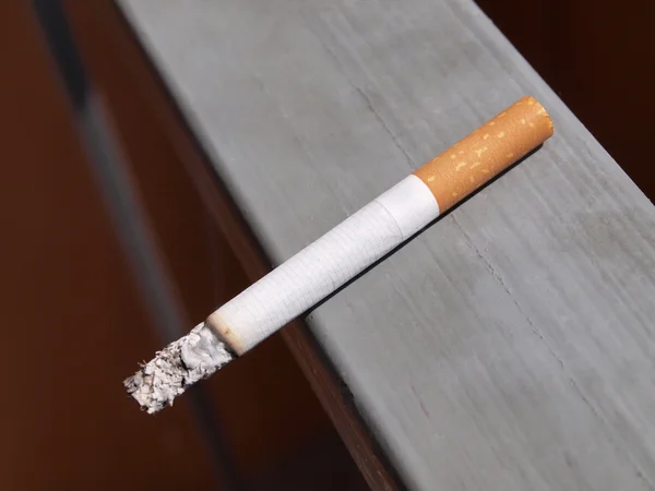 Cigaret s filtrem na zdi — Stock fotografie
