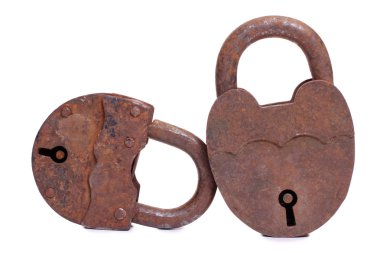 Beyaz arka plan üzerinde iki eski asma kilitler