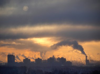 City adlı günbatımı gökyüzü üzerinde duman