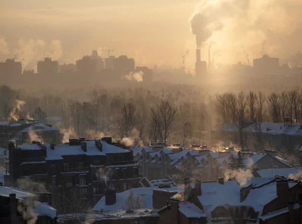 Industrie stad bij zonsondergang — Stockfoto