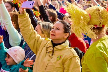 8 Mart 2019 Minsk Belarus Kadın Yarışı 8 Mart 'ta. Sarı saçlı ve elbiseli genç kadınlar telefonda fotoğraf çekiyorlar.