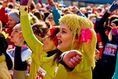 8 Mart 2019 Minsk Belarus Kadın Yarışı 8 Mart 'ta. Sarı saçlı ve elbiseli genç kadınlar meydanda duruyorlar.