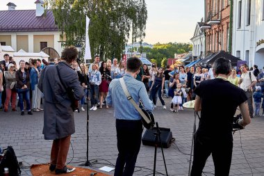 1 Haziran 2019 Minsk Belarus Sokakta üç müzisyen