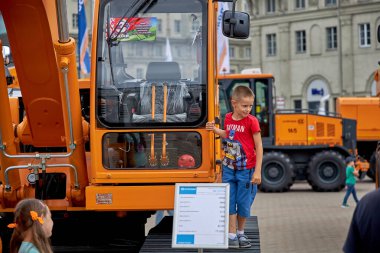 3 Temmuz 2020 Minsk Belarus Çocuklar sokaktaki bir sergide inşaat malzemelerine tırmanıyor