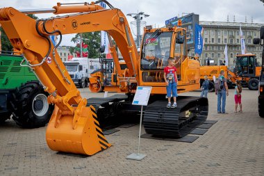 3 Temmuz 2020, Minsk Belarus. Bir çocuk sokaktaki bir sergide inşaat malzemelerine tırmanıyor.