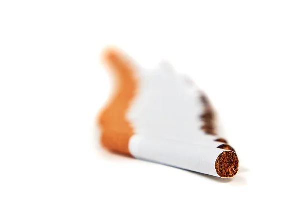 Sigarette Trovano Una Fila Isolata Uno Sfondo Bianco Strada Fatta — Foto Stock