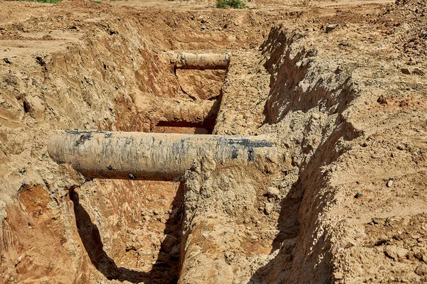 Durante la reconstrucción del sistema de suministro de agua se encontraron tres tuberías de agua antiguas — Foto de Stock