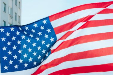 Arka planda beton ev asılı bir Amerikan bayrağı