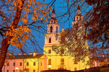 Akşamları parkın yanındaki Ortodoks Beyaz Kilisesi