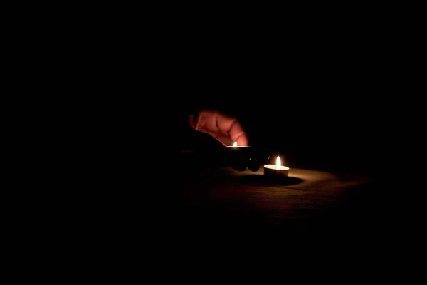 Een Mensenhand Wil Een Brandende Kaars Tafel Leggen Ter Ere — Stockfoto