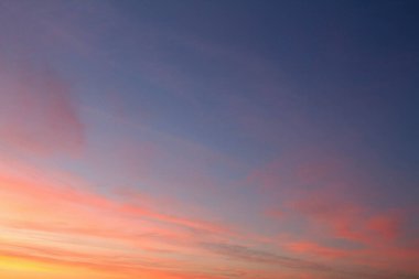 Gün batımından hemen önce gökyüzü ve bulutlar. Gökyüzü ve bulutlar güneşten gelen kırmızıyla kaplıdır..