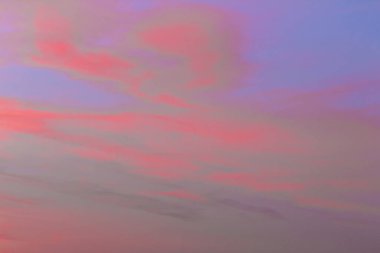 Gün batımından hemen önce renkli bir gökyüzü. Gün batımından hemen önce gökyüzü ve bulutlar. Gökyüzünde parlak kırmızı gün batımı