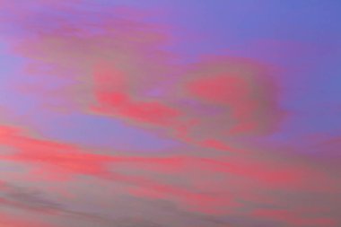 Gün batımından hemen önce renkli bir gökyüzü. Bulutlu güzel gökyüzü ve gün batımından önce dramatik ışık