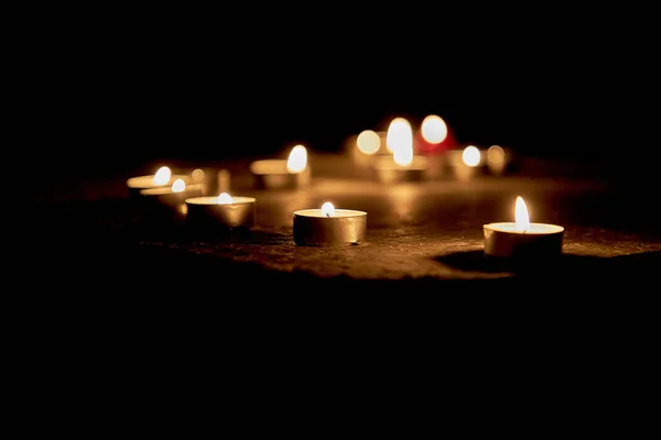 Había Muchas Velas Encendidas Por Noche Velas Camino Oscuridad —  Fotos de Stock