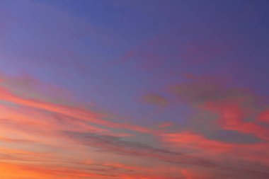 Arka plan güneşli gün batımı. Gün batımından hemen önce renkli bir gökyüzü.