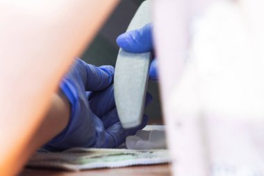 Ellerin havlu müşterilerinin parmaklarını parlatması ön planda. Evde bir kadın güzellik uzmanından manikür alıyor. Özel Güzellik Şirketi