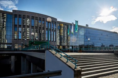 Bankacılık, iş, finansal merkez mavi gökyüzü arka planında