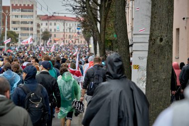 27 Eylül 2020, Minsk Belarus Birçok insan barışçıl bir gösteri sırasında bir şehir caddesi boyunca yürür