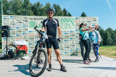 26-27 Mayıs 2018 Naliboki, Belarus Belarus amatör maratonu Naliboki Bisikletli bir adam sahnede duruyor