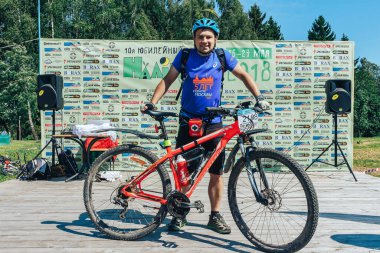 26-27 Mayıs 2018 Naliboki, Belarus Belarus amatör maratonu Naliboki Bisikletli bir adam sahnede duruyor