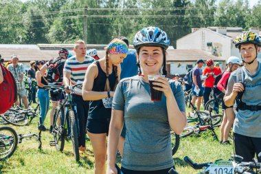 26-27 Mayıs 2018 Naliboki, Belarus Belarus amatör maratonu Naliboki Açık havada duran bir grup bisikletçi