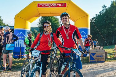 26-27 Mayıs 2018 Naliboki, Belarus Belarus amatör maratonu Naliboki Erkek ve kadın bisikletçiler bitiş çizgisinde duruyorlar