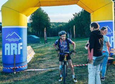 26-27 Mayıs 2018 Naliboki, Belarus Belarus amatör maratonu Naliboki Bir adam bisiklet sürüyor