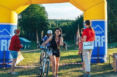 26-27 Mayıs 2018 Naliboki, Belarus Belarus amatör maratonu Naliboki Bir adam bisiklet sürüyor