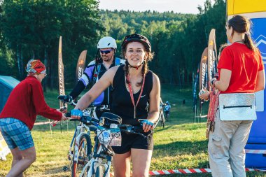 26-27 Mayıs 2018 Naliboki, Belarus Belarus amatör maratonu Naliboki Bir adam bisiklet sürüyor