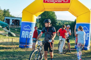 26-27 Mayıs 2018 Naliboki, Belarus Belarus amatör maratonu Naliboki Bir adam bisiklet sürüyor