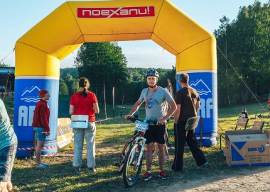 26-27 Mayıs 2018 Naliboki, Belarus Belarus amatör maratonu Naliboki Bir adam bisiklet sürüyor