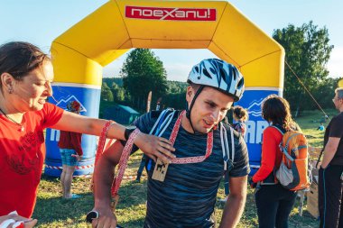 26-27 Mayıs 2018 Naliboki, Belarus Belarus amatör maratonu Naliboki Bir adam bisiklet sürüyor