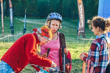 26-27 Mayıs 2018 Naliboki, Belarus Belarus amatör maratonu Naliboki Bir adam bisiklet sürüyor