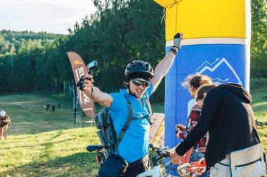 26-27 Mayıs 2018 Naliboki, Belarus Belarus amatör maratonu Naliboki Bir adam bisiklet sürüyor