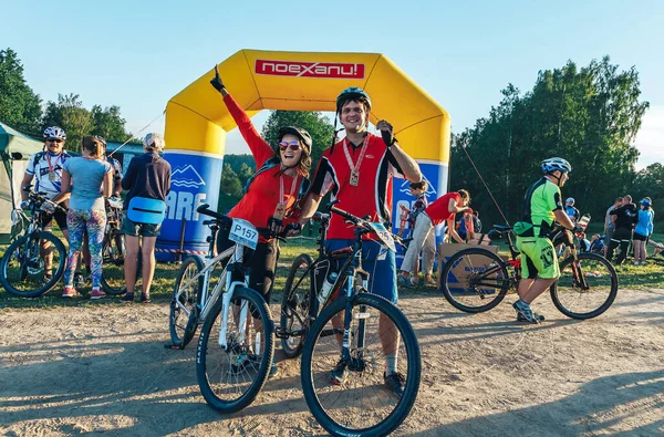 26-27 Mayıs 2018 Naliboki, Belarus Belarus amatör maratonu Naliboki Erkek ve kadın bisikletçiler bitiş çizgisini geçtikten sonra kutlama yaptılar