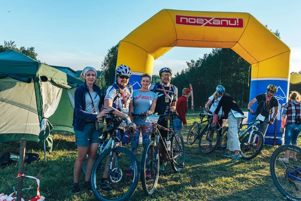 26-27 Mayıs 2018, Naliboki, Belarus Belarus amatör maratonu Naliboki Bir grup bisikletçi bitiş çizgisini geçtikten sonra kutlama yaptılar
