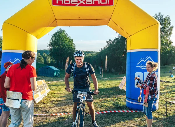 26-27 de mayo de 2018 Naliboki, Belarús Maratón amateur bielorruso Naliboki Un hombre va en bicicleta por la carretera — Foto de Stock