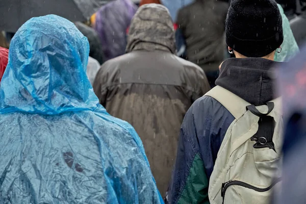 Beyaz Rusya 'da barışçıl protestolar. Şiddetli yağmurda görevdeki hükümete karşı düzenlenen bir protesto mitinginde protestocular