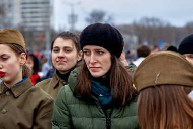 23 Şubat 2019 Minsk Belarus Askeri üniformalı kadınlar sokak partisi sırasında ayakta dururlar.