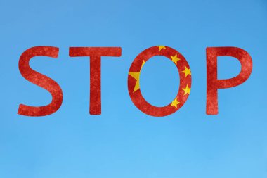 Mavi gökyüzüne karşı Çin bayrağının renginde dur işareti