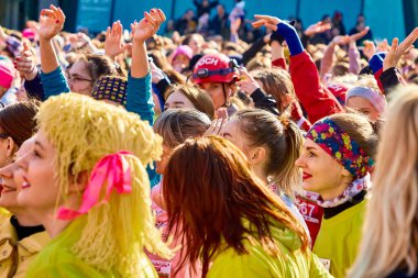 8 Mart 2019 Minsk Belarus Kadın Yarışı 8 Mart 'ta kaldırılan bir sokak konserinde el kaldıran mutlu kadınlar