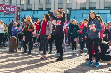 8 Mart 2019 Minsk Belarus Kadın Yarışı 8 Mart 'ta Güzel mutlu kızlar sokakta bir yarışın önünde duruyor.