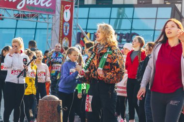 8 Mart 2019 Minsk Belarus Kadın Yarışı 8 Mart 'ta Güzel genç kızlar yarıştan önce meydanda